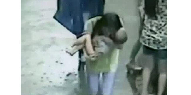 Momen Dramatis Seorang Pria Menangkap Bayi Yang Terlempar Dari Apartemen
