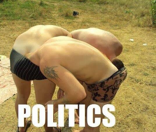 Politik Itu Di Ibaratkan Seperti Foto Ini... Meanwhile Gw Ngakak Ga Bs Berhenti Jir..