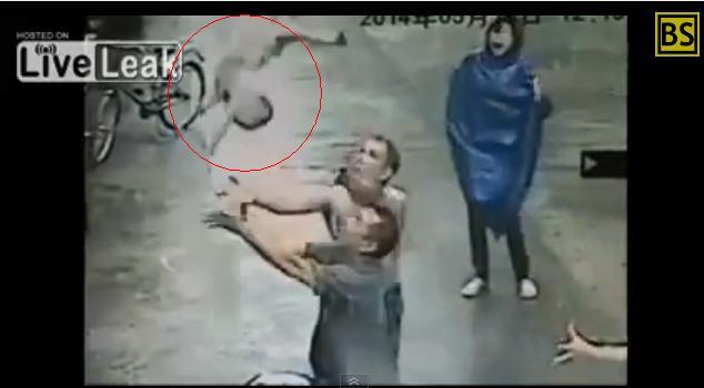 Video, Seorang Bayi Jatuh dari lantai 2 (kalo ga salah) dan ditangkap...
