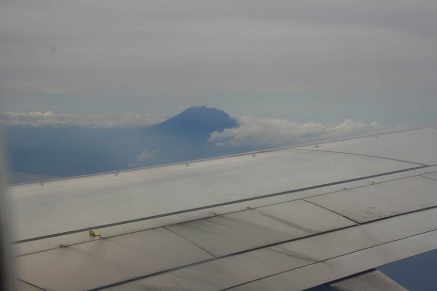 MELIHAT DUNIA DARI JENDELA PESAWAT