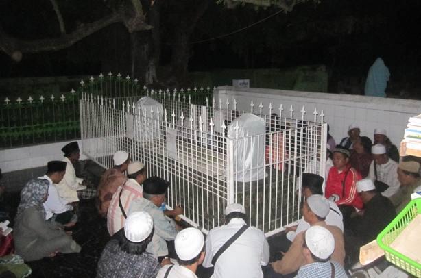 Mulia mana Masjid di gang Dolly vs Kuburan para Wali ?