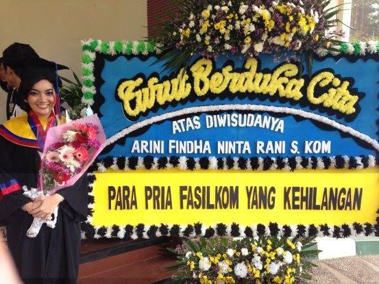 Cinta Ditolak, Karangan Bunga Bertindak