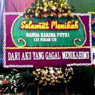 Cinta Ditolak, Karangan Bunga Bertindak