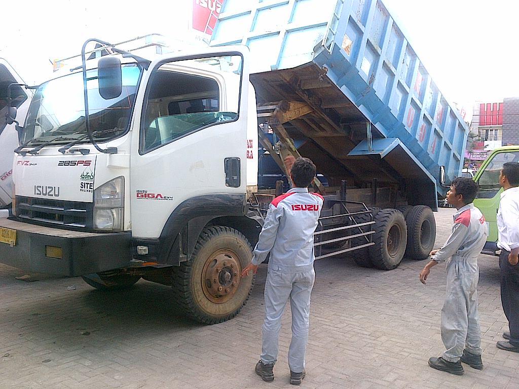 Terjual Isuzu Giga 2011 285PS tronton 10  roda  dump truck  