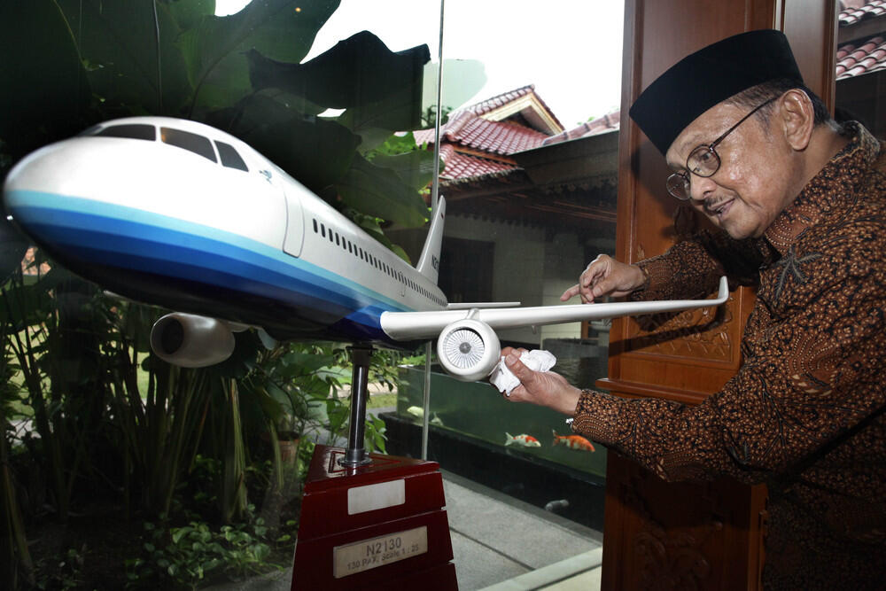Habibie Dapat Kontrak 125 Pesawat R80