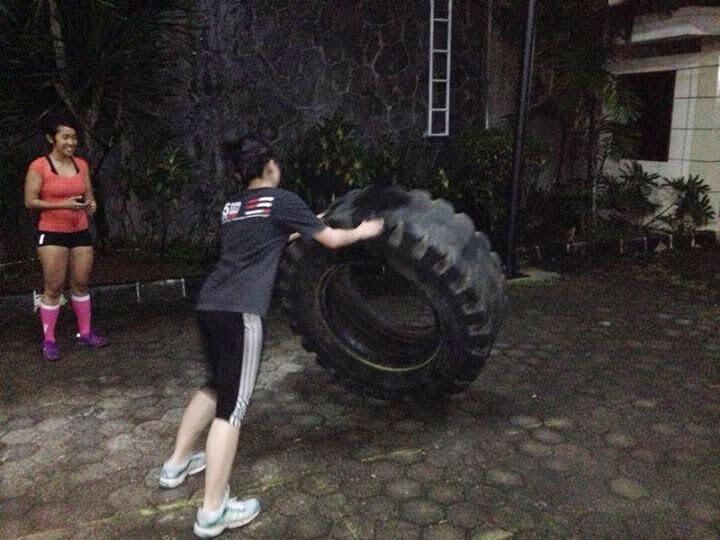 ente tau Crossfit ?... olah raga EXTREEM ini banyak di ikuti wanita .... cekidot gan