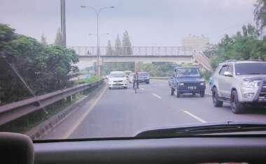 &#91;Berita Sepi&#93; Siapa Pesepeda Misterius yang Gowes Bak Lance Amstrong di Tol JORR? 