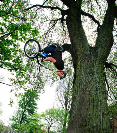 Kerenn gannn......Aksi seorang Freestyler BMX.... Terbaik di Dunia