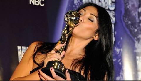 Fans AGNEZ MO ngamuk ANGGUN bawa pulang Piala World Music Awards (WMA) 2014