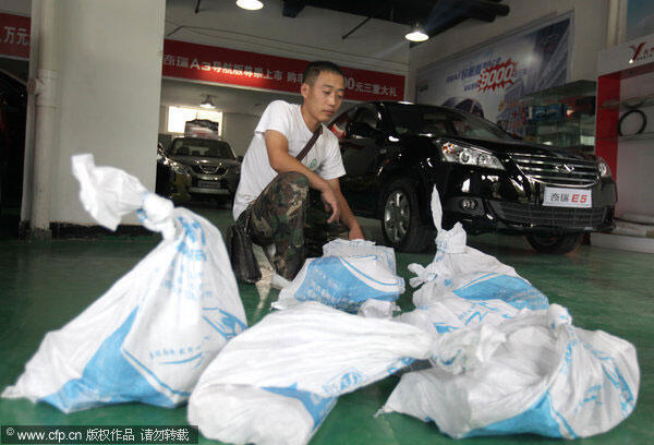 ! Wow ada orang beli mobil dengan 5 Ton Uang Receh !