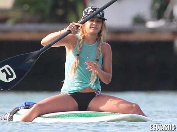 Egotastic!-Vanessa Hudgens &amp; Ashley Tisdale, pesta bikini di Miami-