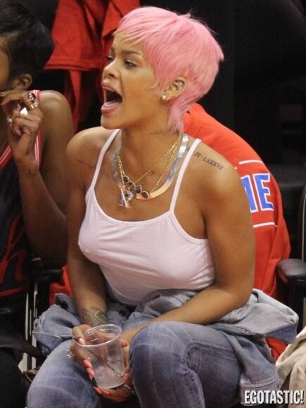 Egotastic!-Rihanna, tanpa bra saat menonton NBA di Los Angeles-