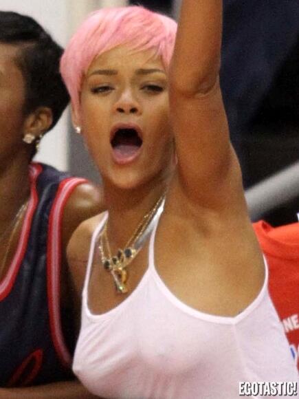 Egotastic!-Rihanna, tanpa bra saat menonton NBA di Los Angeles-