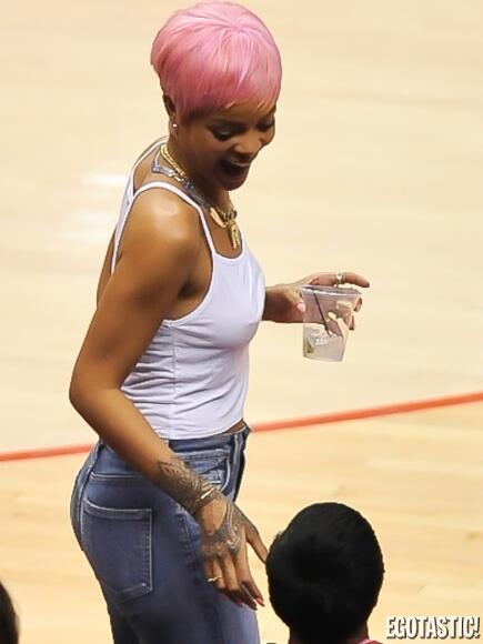 Egotastic!-Rihanna, tanpa bra saat menonton NBA di Los Angeles-