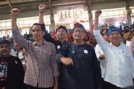 Deklarasi Relawan di Bandung, Jokowi-JK Dihadiahi Kujang oleh Solihin GP (kemana?)