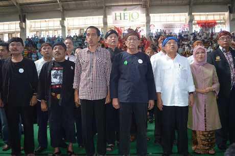 Deklarasi Relawan di Bandung, Jokowi-JK Dihadiahi Kujang oleh Solihin GP (kemana?)