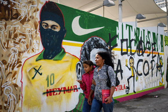 Mural/Graffiti Anti-World Cup 2014 di Brazil