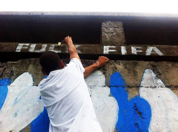 Mural/Graffiti Anti-World Cup 2014 di Brazil
