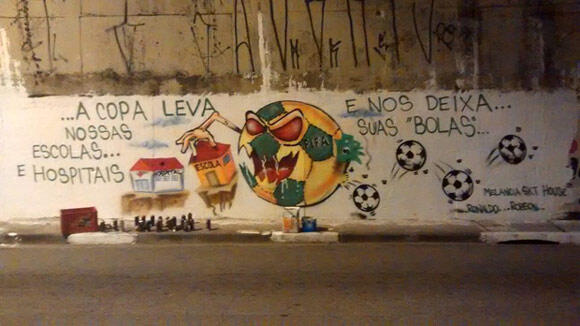 Mural/Graffiti Anti-World Cup 2014 di Brazil