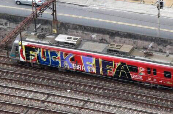 Mural/Graffiti Anti-World Cup 2014 di Brazil