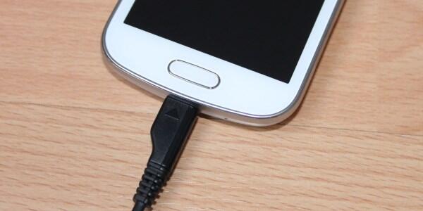 4 Cara Ngecas Smartphone yang Baik dan Benar