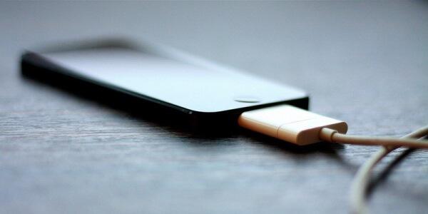 4 Cara Ngecas Smartphone yang Baik dan Benar