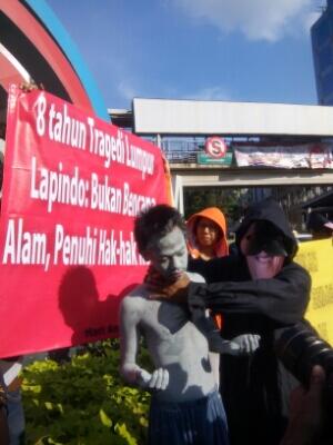 (Hadiah Lumpur utk Calon Menteri Utama) Kantor Ical Dibentang Spanduk Lumpur Lapindo