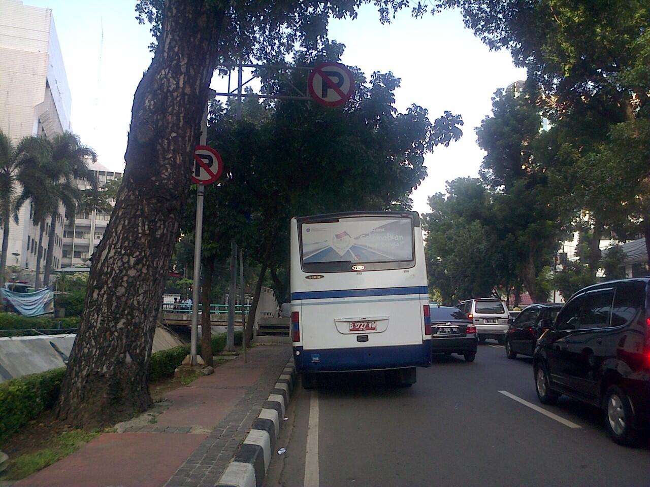 INI GAN MOBIL GAK MUNGKIN DI KEMPESIN WALAUPUN DI PARKIR DI P DICORET...SAKIT HAT!!!