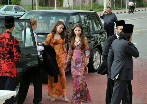 Pangeran dan Puteri Raja Malaysia Charming &amp; Gorgeous like a fairy tale
