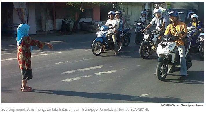&#91;Mana yg Gila?&#93; Lalu Lintas Diatur Nenek yang Diduga Stres, Pengendara Jadi Tertib 