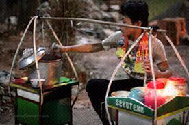 Sang Tukang Jajanan Yang Jika Ditunggu Tak Kunjung Datang