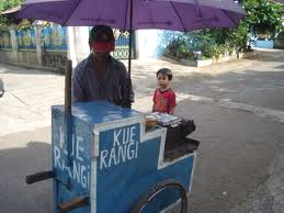 Sang Tukang Jajanan Yang Jika Ditunggu Tak Kunjung Datang