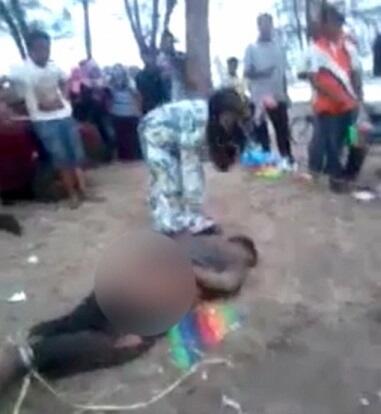 Seorang Ibu Mengikat dan Mencambuk Pemerkosa Anaknya yg Berumur 13