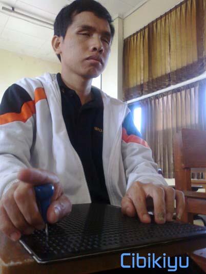 5 "Alat Tempur" Mahasiswa Tunanetra Saat Kuliah