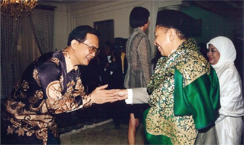 Aggy Tjetje, Warga Indonesia dengan Sembilan Gelar Akademis