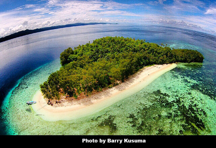 Mios Kon Pulau berbentuk Hati (cinta) di Raja Ampat Papua.