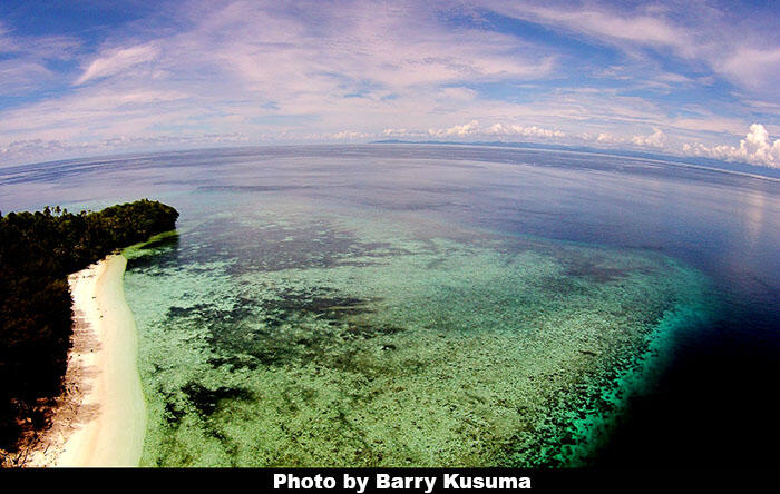 Mios Kon Pulau berbentuk Hati (cinta) di Raja Ampat Papua.