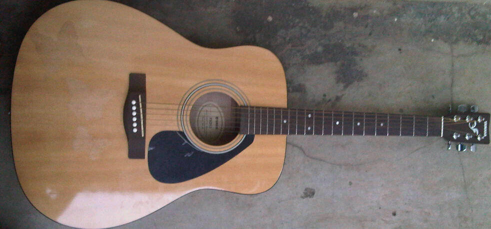 Yamaha FX 310 Guitar