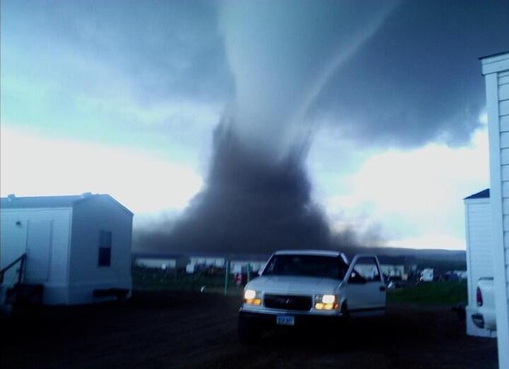 GIlaa ... Video amatir jarak dekat badai Tornado di Watford City ...SERAMM!!!