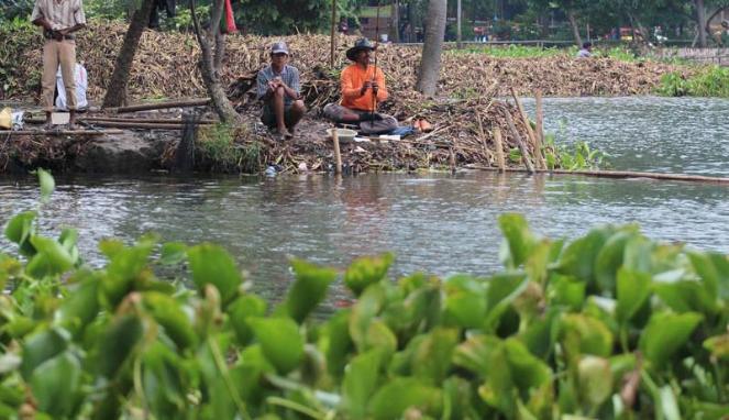 Mancing malam di Danau Cipondoh