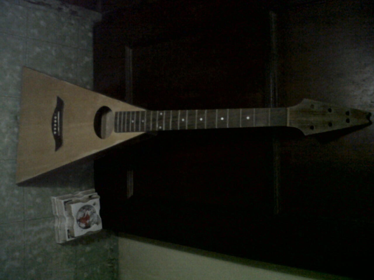 GITAR AKUSTIK FLYING V