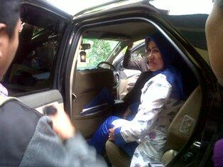 Istri Bupati Kampar Injak Injak Perut Wanita