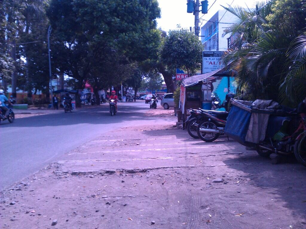 DIJUAL ATAU DISEWAKAN RUMAH PINGGIR JALAN MALANG