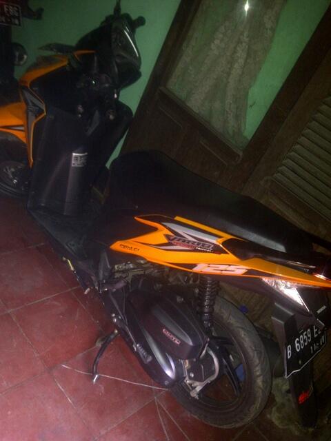 MOTOR VARIO 125 ORANGE TAHUN 2012>>>PLAT B DEPOK>>>KILOMEter rendah 6 RIBUAN cekk