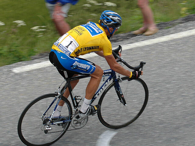 Kisah Hidup Lance Armstrong, From Hero to Zero