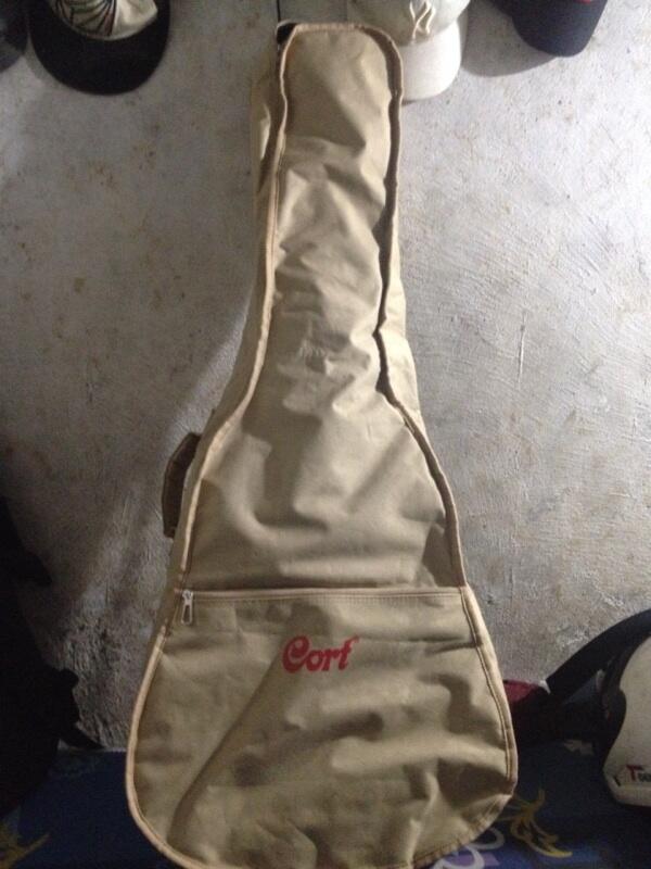 Softcase gitar akustik merk cort CGB17 Gig Bag warna krem surabaya
