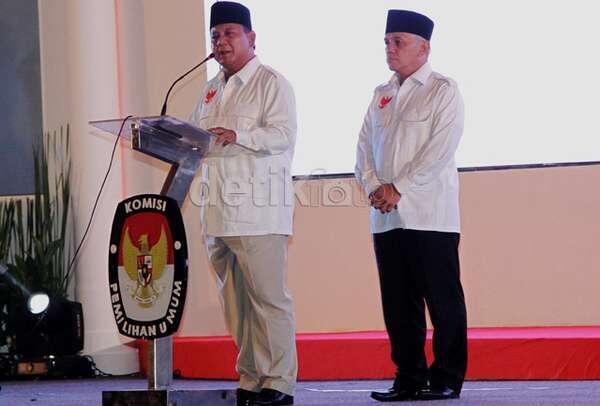 Pakar Hukum Tata Negara Lambang Garuda  di Baju  Prabowo 