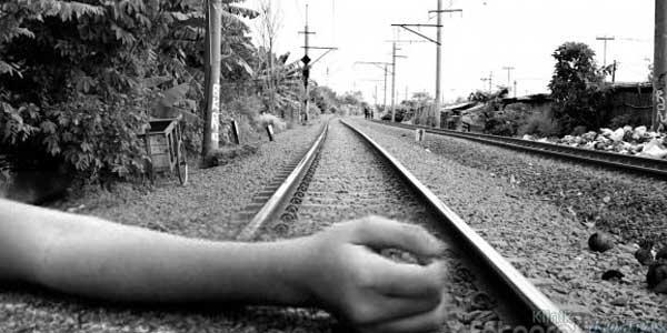 Dua Pria Mabuk Disambar Kereta Api Di Matraman