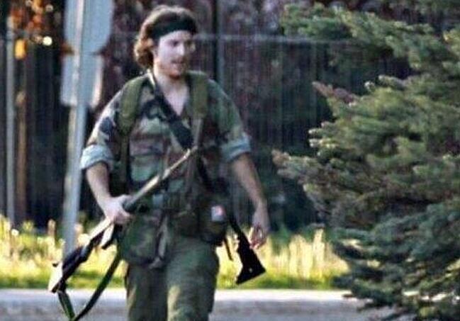 Berdandan Seperti “John Rambo”, Lelaki Ini Bunuh Tiga Polisi