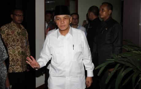 |Garuda Merah Copot| Tak Kenakan Kemeja Berlambang Garuda Merah, Hatta: Tadi Lepas